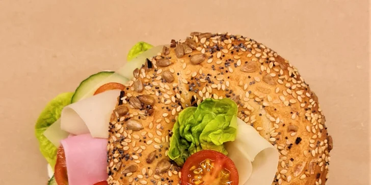 Sladký nebo slaný plněný bagel a káva, čaj i limonáda na Vinohradech pro 1 i 2 osoby