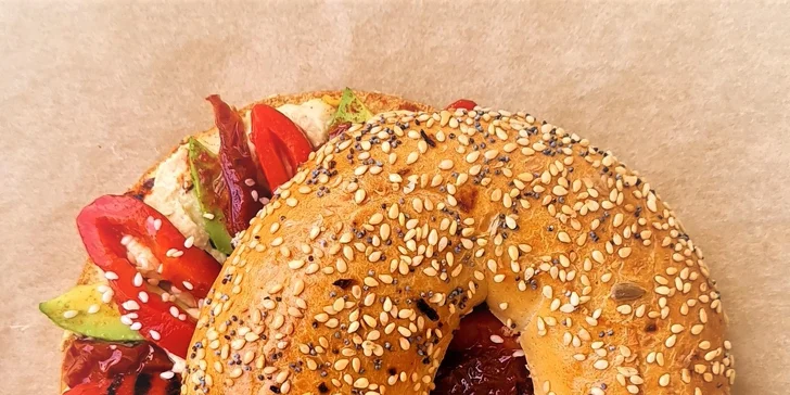 Sladký nebo slaný plněný bagel a káva, čaj i limonáda na Vinohradech pro 1 i 2 osoby