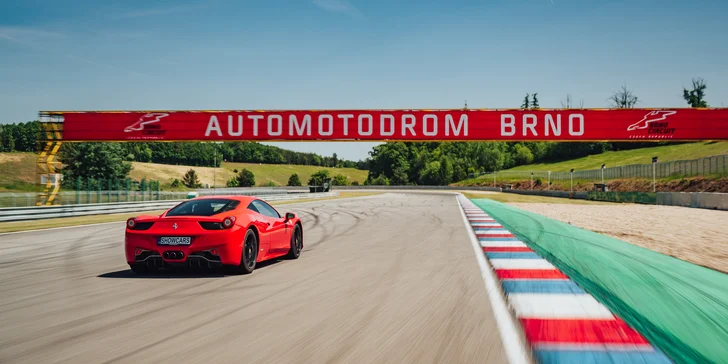 Dárkové poukazy na adrenalinové aktivity Showcars: supersporty, velký okruh, polygony