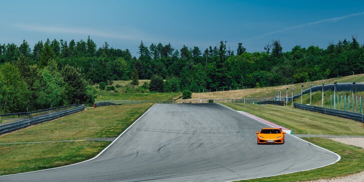 Jízda na velkém Masarykově okruhu Automotodromu Brno v supersportu Ferrari, Lamborghini nebo Porsche