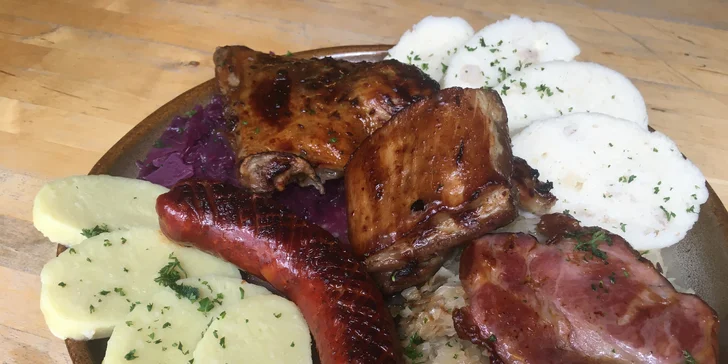 Masové hody: pečené vepřové koleno, staročeský talíř s kachnou a zelím či mix grill pro 2 osoby