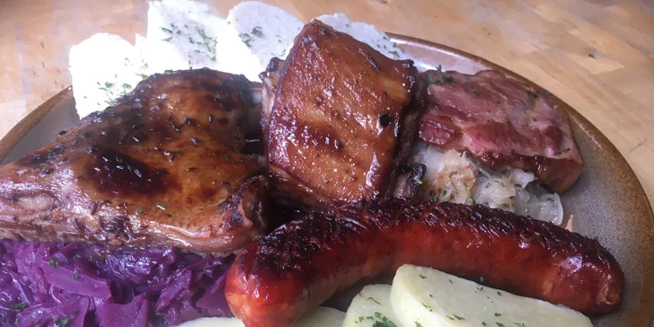 Masové hody: pečené vepřové koleno, staročeský talíř s kachnou a zelím či mix grill pro 2 osoby