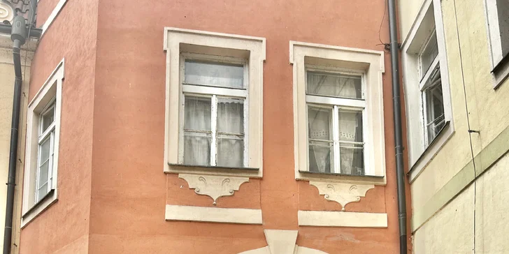 Posezení v Karlově uličce v centru Prahy: káva či osvěžující drink a dezert nebo toast