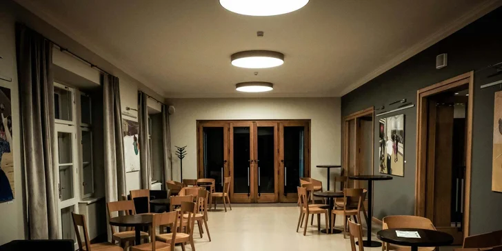Otevřený voucher do Café Oskar v táborském divadle: 150–600 Kč na kávu, vína i drinky