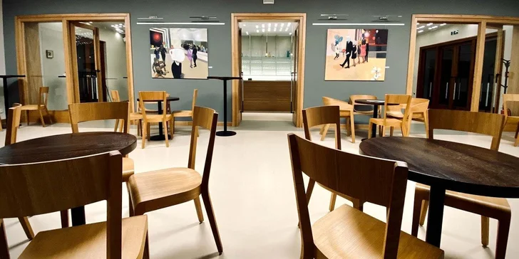 Otevřený voucher do Café Oskar v táborském divadle: 150–600 Kč na kávu, vína i drinky