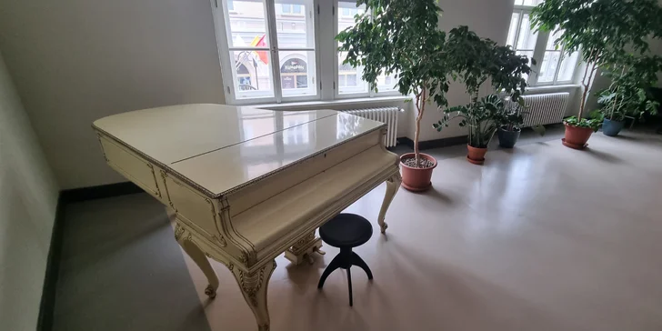 Otevřený voucher do Café Oskar v táborském divadle: 150–600 Kč na kávu, vína i drinky