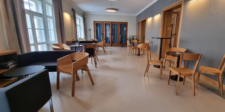 Otevřený voucher do Café Oskar v táborském divadle: 150–600 Kč na kávu, vína i drinky