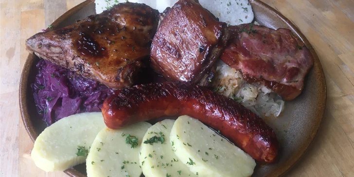 Masové hody: pečené vepřové koleno, staročeský talíř s kachnou a zelím či mix grill pro 2 osoby