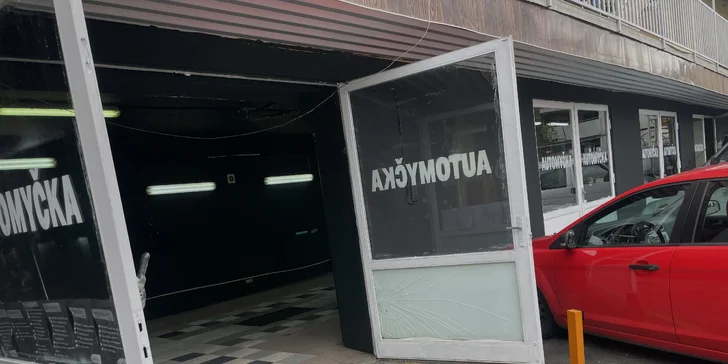 Ruční mytí exteriéru nebo interiéru auta i s tepováním či voskem