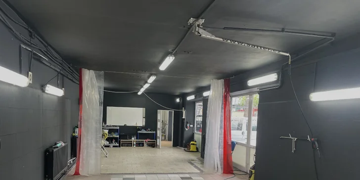 Ruční mytí exteriéru nebo interiéru auta i s tepováním či voskem