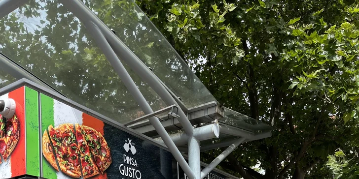 Jídlo s sebou: pinsa aneb lehká pizza podle vašeho gusta i nápoj pro 1 nebo 2 osoby