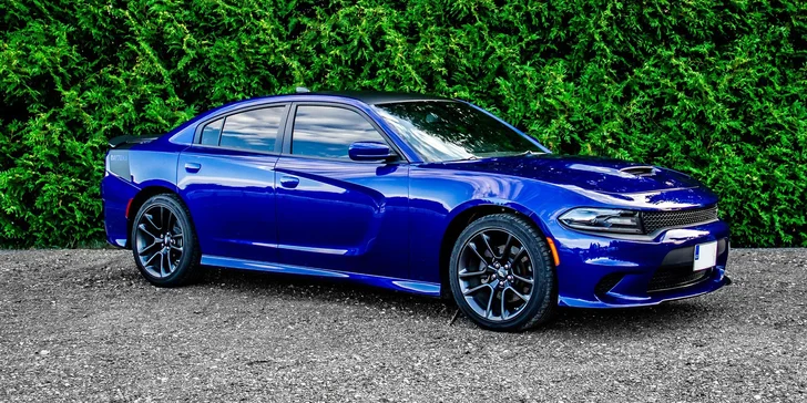 Králem silnici na 12 či 24 hodin: vypůjčení Dodge Charger 5.7 V8 HEMI s výkonem 400 koní