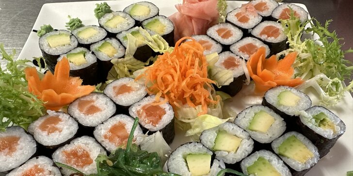 Pestré sushi sety: 32–74 ks s avokádem, krevetami i rybami