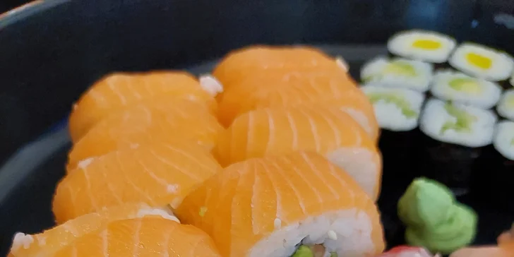 Sushi sety: 24 nebo 36 rolek s lososem, avokádem i chobotnicí