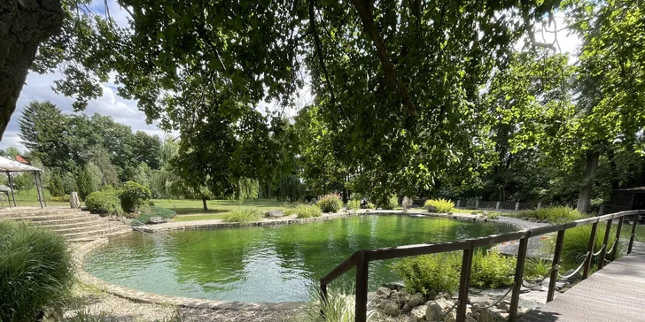 Léto u Moravského krasu: chatky pro 4 osoby se snídaní, areál s biotopem a hřištěm