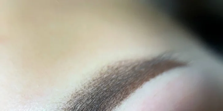 Obočí bez starostí: Permanentní make-up rtů či obočí pudrovou metodou