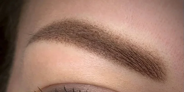 Obočí bez starostí: Permanentní make-up rtů či obočí pudrovou metodou