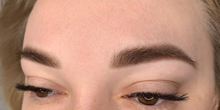 Obočí bez starostí: Permanentní make-up rtů či obočí pudrovou metodou