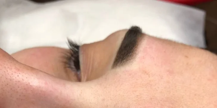 Obočí bez starostí: Permanentní make-up rtů či obočí pudrovou metodou