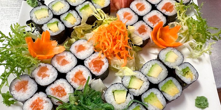 Sety 32–74 rolek sushi: s okurkou, avokádem, krevetami či lososem