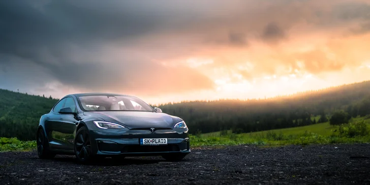 Tesla Model S Plaid: 30 nebo 60 min. spolujízdy či řízení pro 1–4 osoby