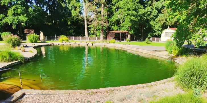 Léto u Moravského krasu: chatky pro 4 osoby se snídaní, areál s biotopem a hřištěm