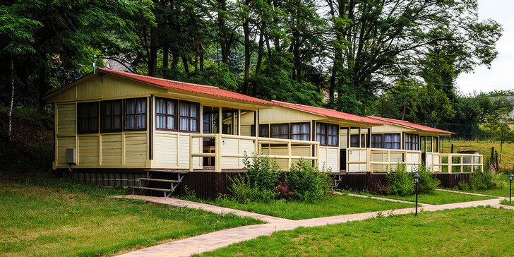 Léto u Moravského krasu: chatky pro 4 osoby se snídaní, areál s biotopem a hřištěm