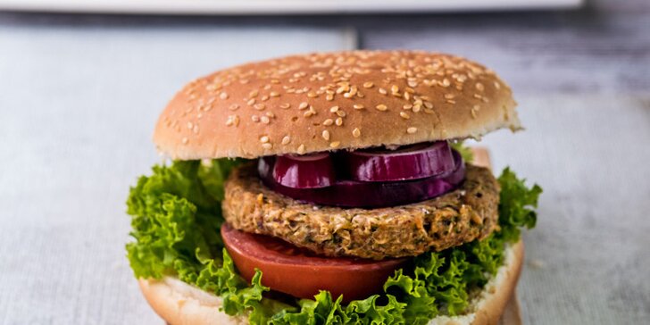 Veganské jídlo dle výběru v podniku na Karlově náměstí: burger, Pho i Kung Pao