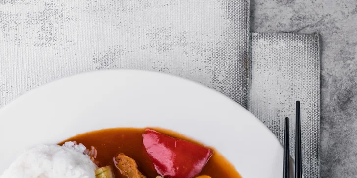 Veganské jídlo dle výběru v podniku na Karlově náměstí: burger, Pho i Kung Pao