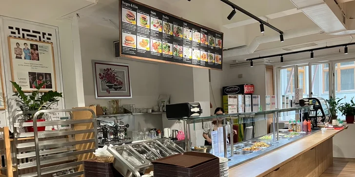 Veganské jídlo dle výběru v podniku na Karlově náměstí: burger, Pho i Kung Pao