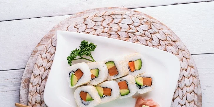 Veganské sushi v podniku Veganland na Karlově náměstí: 8 rolek, avokádo, batáty, okurka