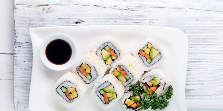 Veganské sushi v podniku Veganland na Karlově náměstí: 8 rolek, avokádo, batáty, okurka