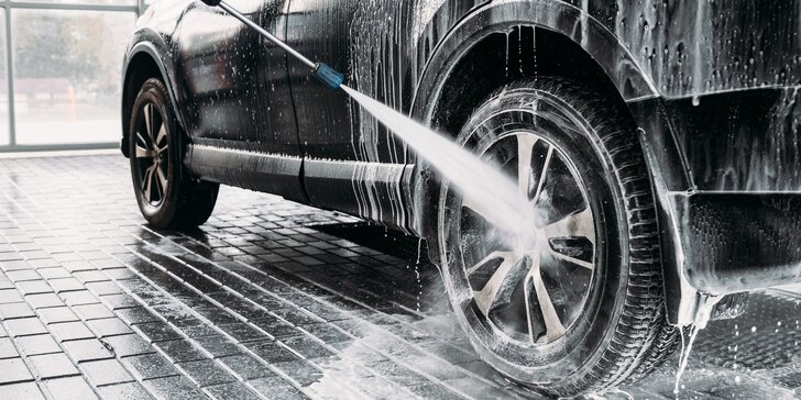 Ruční mytí exteriéru nebo interiéru auta i s tepováním či voskem