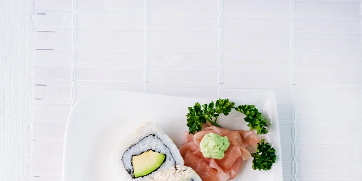 Veganské sushi v podniku Veganland na Karlově náměstí: 8 rolek, avokádo, batáty, okurka
