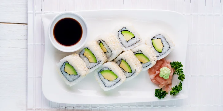 Veganské sushi v podniku Veganland na Karlově náměstí: 8 rolek, avokádo, batáty, okurka