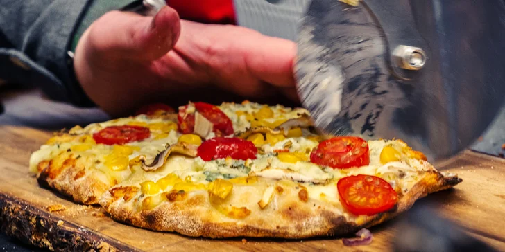 Jídlo s sebou: pinsa aneb lehká pizza podle vašeho gusta i nápoj pro 1 nebo 2 osoby