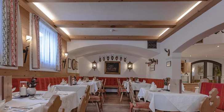 Aktivní dovolená v rakouských Alpách: hotel s polopenzí, lahev prosecca, sauna i bazén