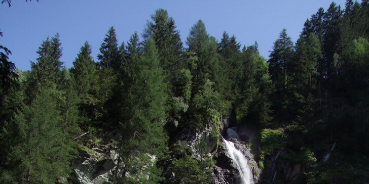 Aktivní dovolená v rakouských Alpách: hotel s polopenzí, lahev prosecca, bezén i privátní vstup do sauny