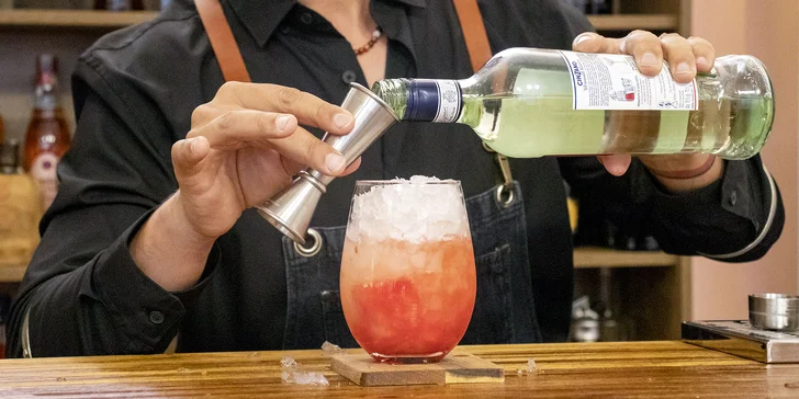 Staňte se barmanem: základní barbek kurz nebo kurz molekulární mixologie