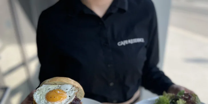 Brunch v nově otevřené kavárně v Braníku: palačinky i vejce Benedikt, káva, čaj či limo