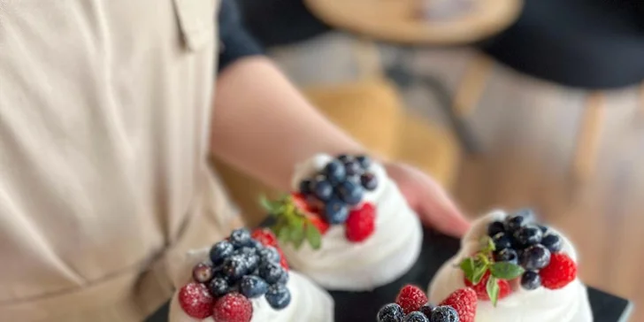 Káva, čaj nebo limonáda a dort dle výběru v nové kavárně Cafe Residence v Braníku
