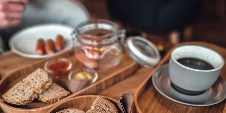 Brunch v nově otevřené kavárně v Braníku: palačinky i vejce Benedikt, káva, čaj či limo