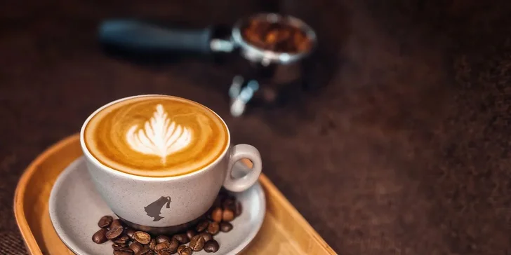 Káva, čaj nebo limonáda a dort dle výběru v nové kavárně Cafe Residence v Braníku
