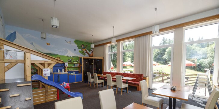 Léto v Krkonoších nedaleko Špindlu: hotel se snídaní nebo polopenzí i zázemím pro děti