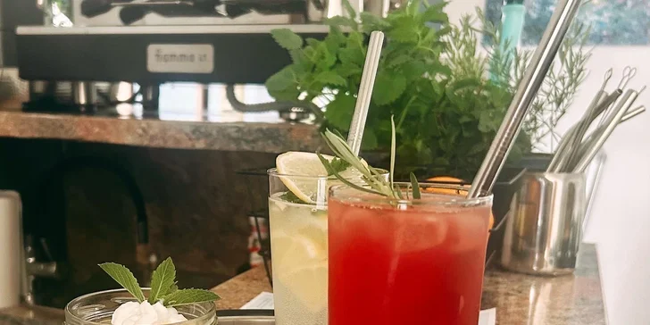 Posezení v Karlově uličce v centru Prahy: káva či osvěžující drink a dezert nebo toast