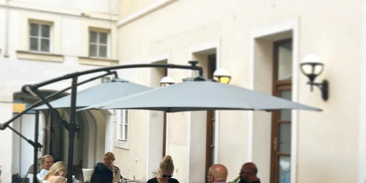 Posezení v Karlově uličce v centru Prahy: káva či osvěžující drink a dezert nebo toast