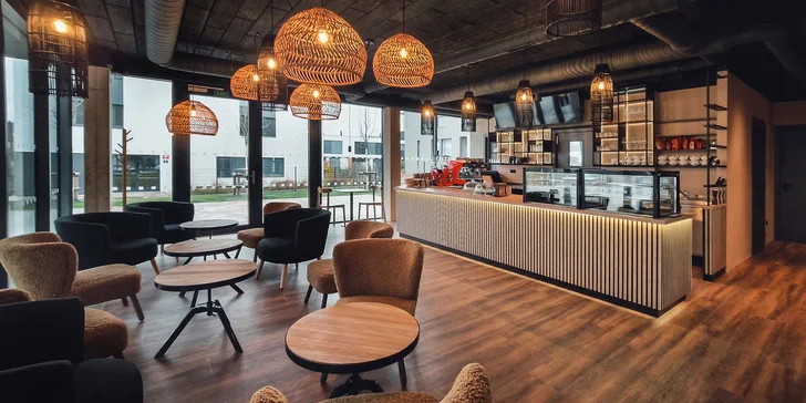 Brunch v nově otevřené kavárně v Braníku: palačinky i vejce Benedikt, káva, čaj či limo
