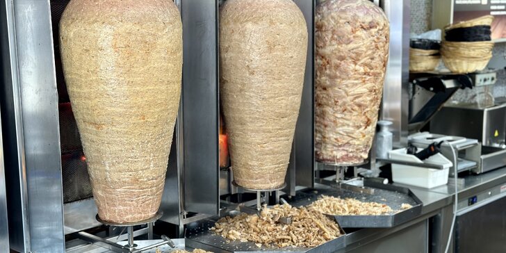 Znamenitý vyhlášený kebab Can Bey: Kuřecí, telecí nebo mix a k němu nealko nápoj