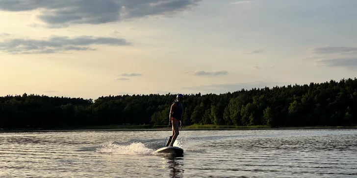 Motorový surf JetBoard: 30-60 min. jízdy po Velkém Boleveckém rybníku pro jednoho i partu