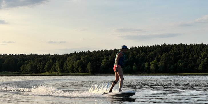 Motorový surf JetBoard: 30-60 min. jízdy po Velkém Boleveckém rybníku pro jednoho i partu